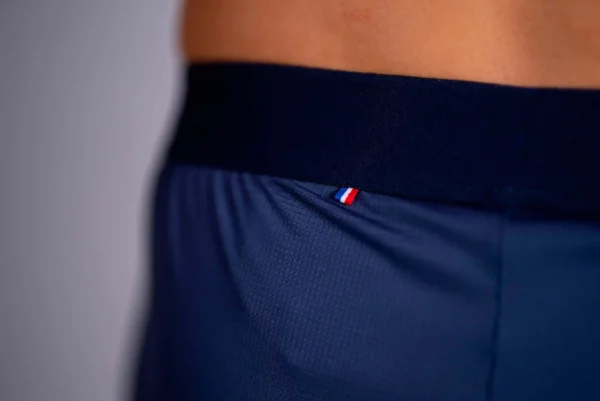 Muntanya.fr propose toute une gamme de produits adaptés pour les sportifs. Retrouvez le short homme bleu Triloop de fabrication française. détail tissu