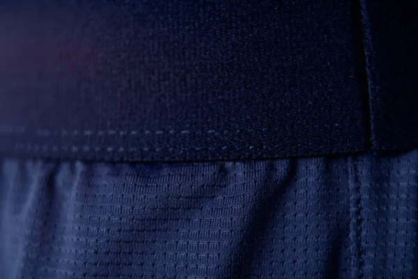 Muntanya.fr propose toute une gamme de produits adaptés pour les sportifs. Retrouvez le short homme bleu Triloop de fabrication française. détail tissu