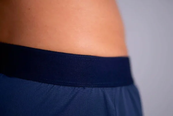 Muntanya.fr propose toute une gamme de produits adaptés pour les sportifs. Retrouvez le short homme bleu Triloop de fabrication française. détail élastique