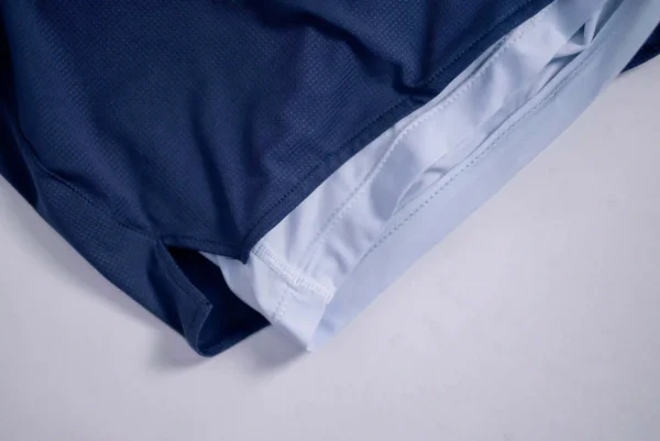 Muntanya.fr propose toute une gamme de produits adaptés pour les sportifs. Retrouvez les shorts femme Triloop de fabrication française. détail tissu