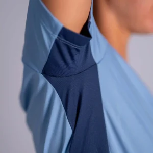 Muntanya.fr propose toute une gamme de produits adaptés pour les sportifs. Retrouvez le tee shirt bleu pastel Triloop femme de fabrication française. vue sur les côtés