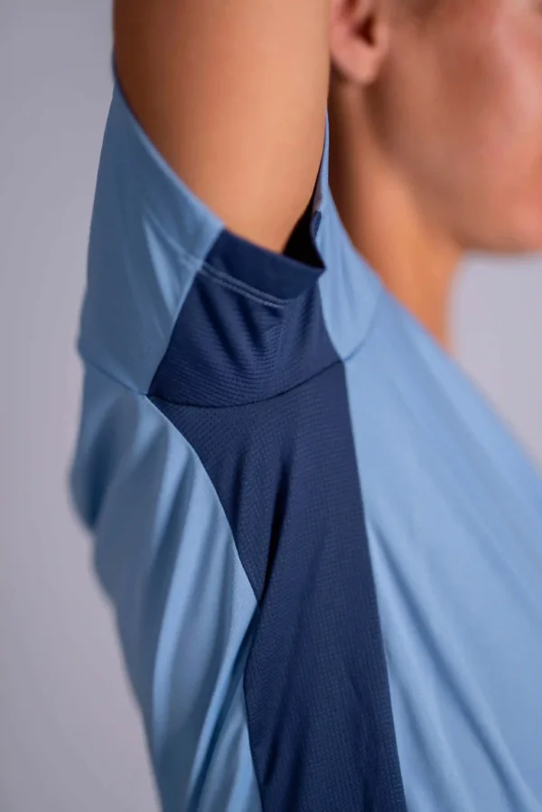 Muntanya.fr propose toute une gamme de produits adaptés pour les sportifs. Retrouvez le tee shirt bleu pastel Triloop femme de fabrication française. vue sur les côtés