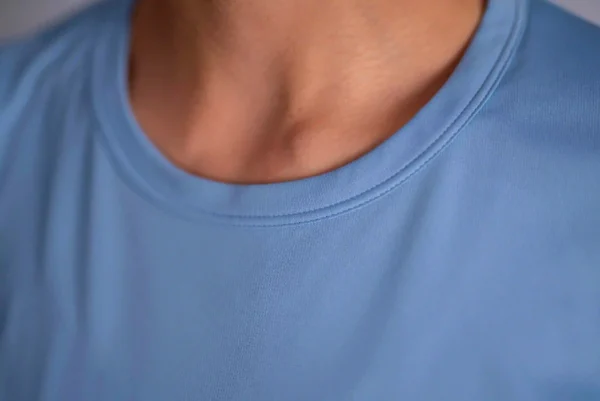 Muntanya.fr propose toute une gamme de produits adaptés pour les sportifs. Retrouvez le tee shirt bleu pastel Triloop femme de fabrication française. vue col