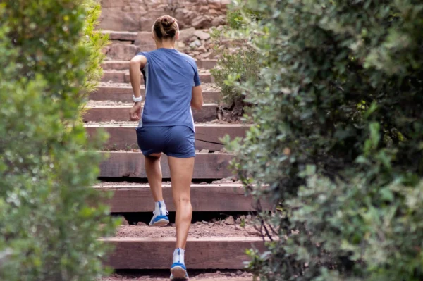 Muntanya.fr propose toute une gamme de produits adaptés pour les sportifs. Retrouvez le tee shirt femme bleu foncé Triloop de fabrication française. coureur
