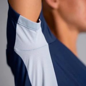 Muntanya.fr propose toute une gamme de produits adaptés pour les sportifs. Retrouvez le tee shirt femme bleu foncé Triloop de fabrication française. Détail tissu