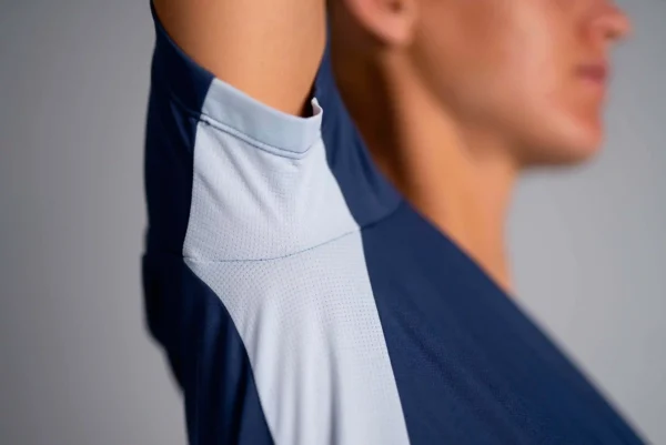 Muntanya.fr propose toute une gamme de produits adaptés pour les sportifs. Retrouvez le tee shirt femme bleu foncé Triloop de fabrication française. Détail tissu